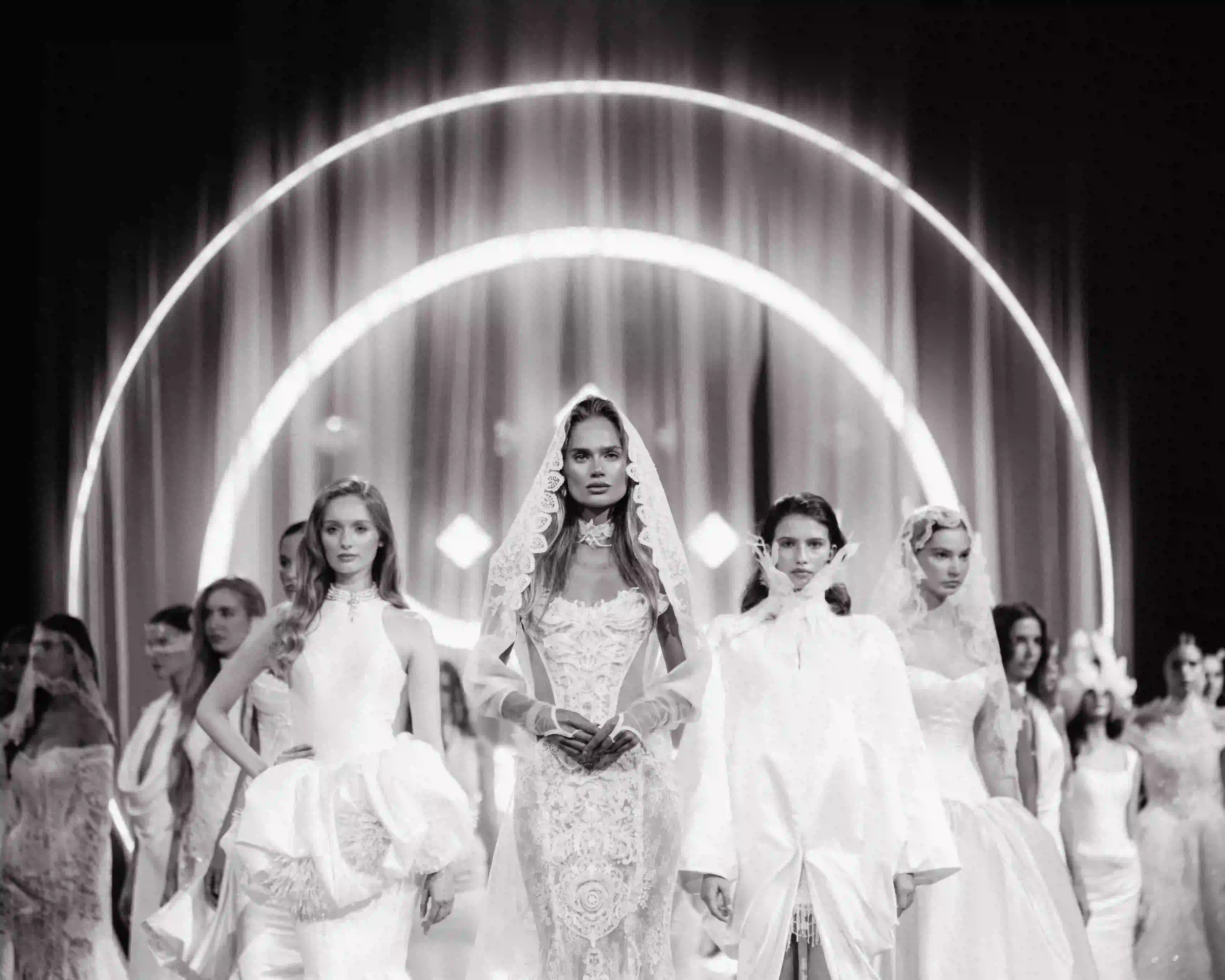 Модели в свадебных платьях Rara Avis на подиуме Bridal Fashion Show 2027