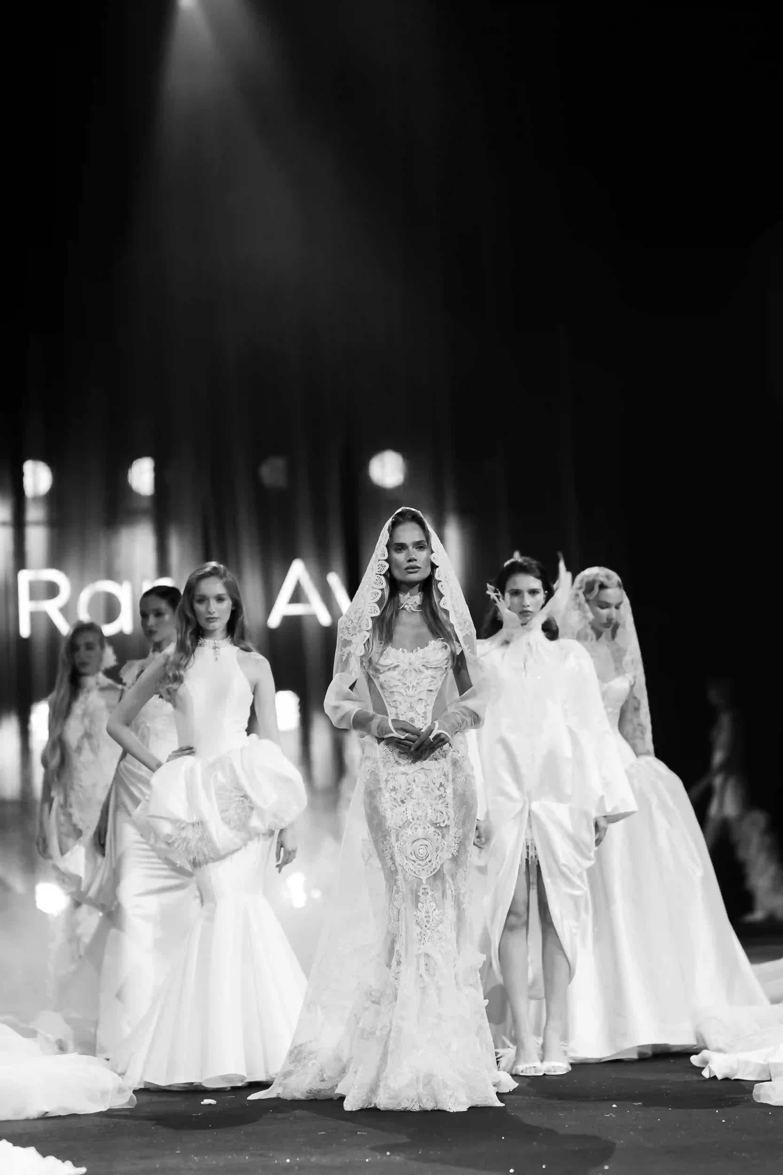 Модели в свадебных платьях Rara Avis на подиуме Bridal Fashion Show 2027